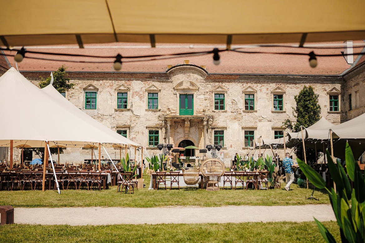 nuntă în curtea castelului